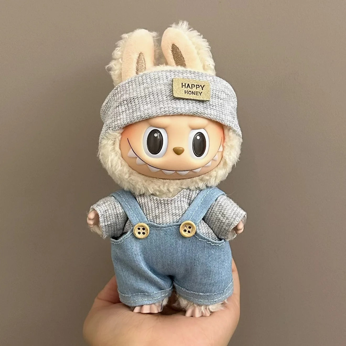 LabubuMania – Outfit Cozy Honey (Labubu incluso)